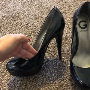Black guess pumps